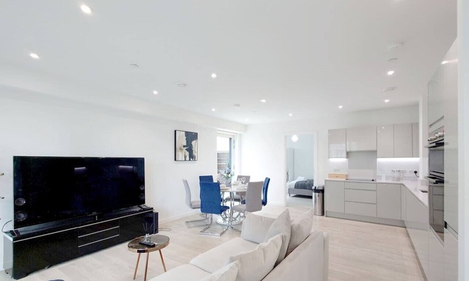 Canning Town South Apartment | Deluxe Serviced Three Bed Apartment