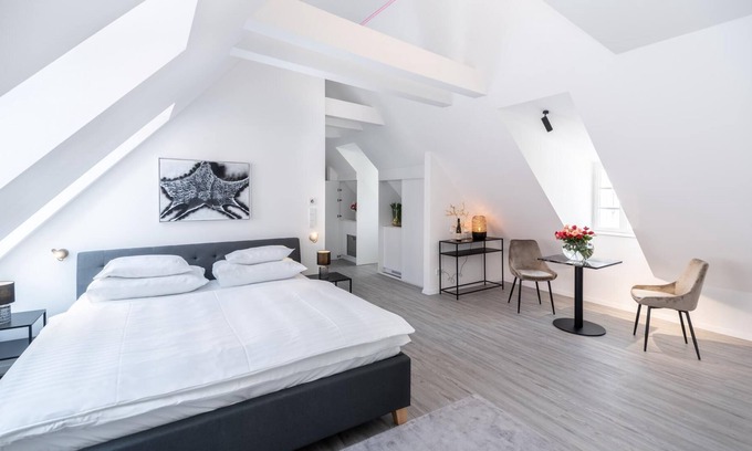 Krems an der Donau Apartment | Deluxe Studio "Art Collection" with King Bed, View and Air Conditioning in the old town at the Danub