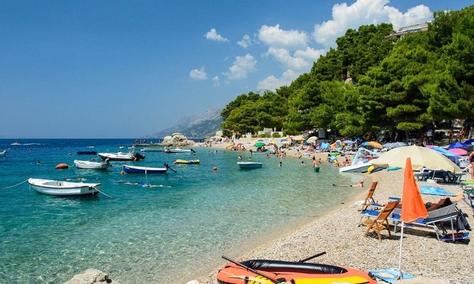 Kastel Novi Apartment | DELUXE Studio with POOL, near beach, ideally located between SPLIT & TROGIR!