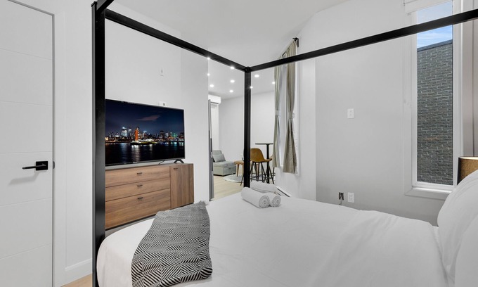 Southwest Apartment | Deluxe Suites Downtown Montreal