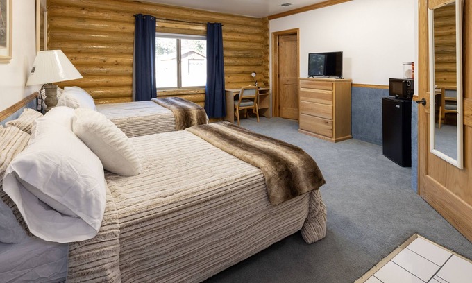Hot Springs Cabin | Deluxe Twin Room in Rustic Cabin - Room 228
