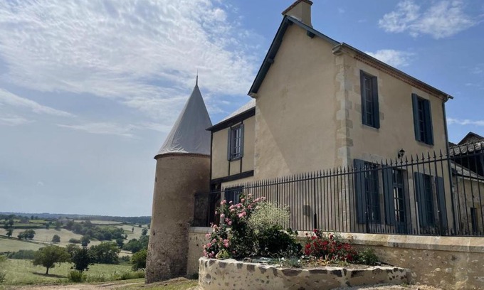 Vernusse House | Demeure de caractère avec piscine et parking, animaux admis, wifi - FR-1-489-457