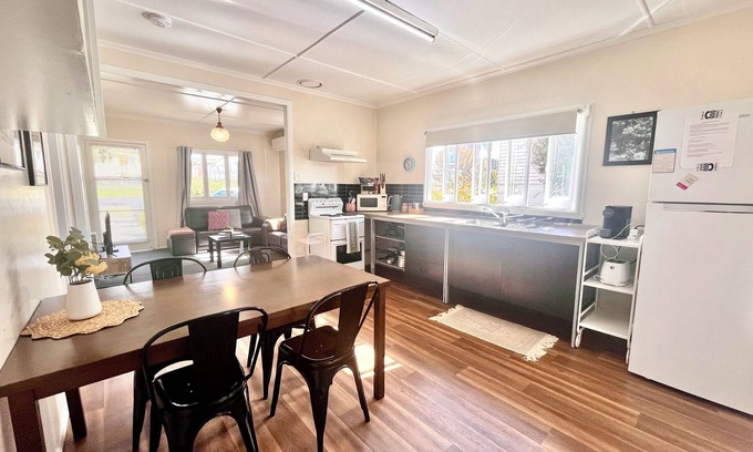 Stanthorpe Cottage | Denham Cottage - Sleeps 6 on Quart Pot Creek, Stanthorpe