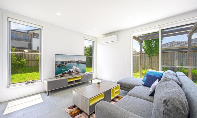 Denham Court House | Denham Court Adorable 4Br house with Wifi &Parking