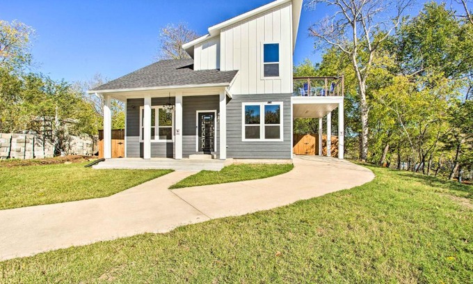 Denison House | Denison Home with Balcony Walk to Downtown!
