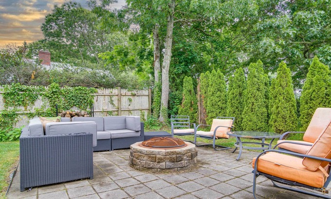 South Dennis Cottage | Dennis Retreat: 4 Mi to Mayflower Beach!