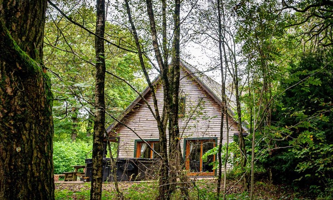 Farley Cabin | Denstone; woodland lodge for 8 with hot tub, log burner, BBQ, near Alton Towers.