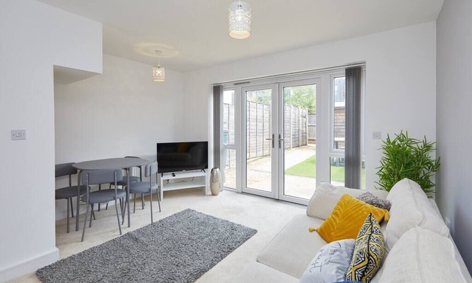 Derby House | Derby City Base - 2 Bed Near Hospital, Driveway Parking, Garden
