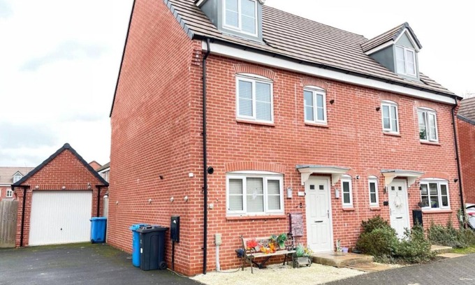 Little Eaton House | Derby Den 4 Bedroom 3 Bathroom Driveway Parking 6 Sleep - 5 min Meteor Shopping