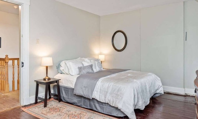 Maysville Apartment | Derby Room - Moon River