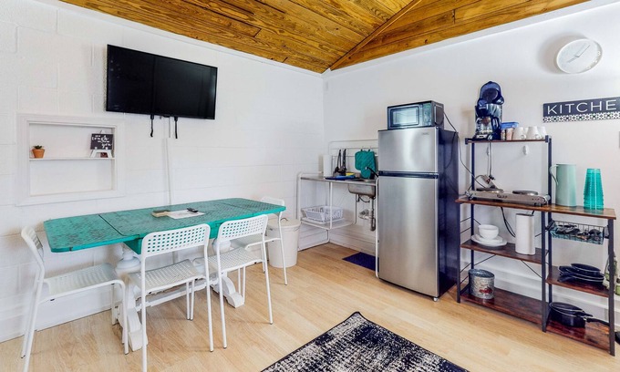 Laguna Park House | Derekville Unit #3 | Condo in Clifton with pool & hot tub