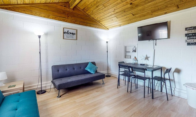 Laguna Park Condo | Derekville Unit #4 | Condo in Clifton with pool & hot tub