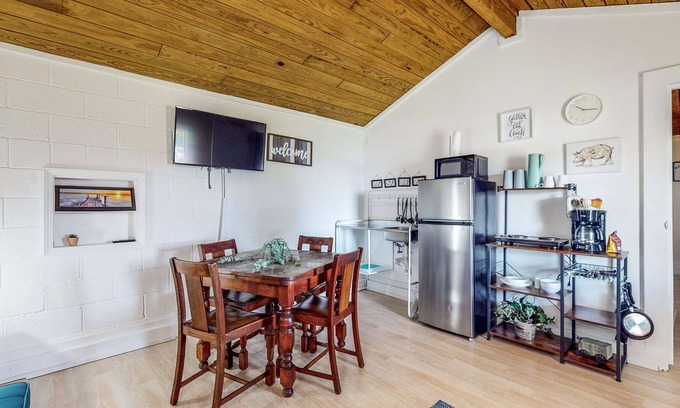Laguna Park House | Derekville Unit #5 | Condo in Clifton with pool & hot tub