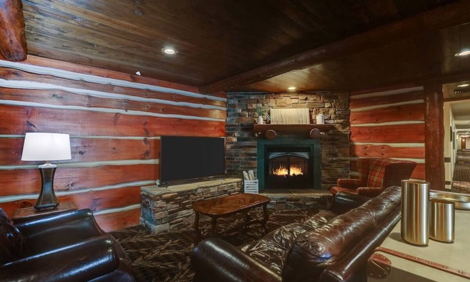 Johnston Hotel | Des Moines Area for Family Fun: Heated Pool & Close to Attractions! Near I-35