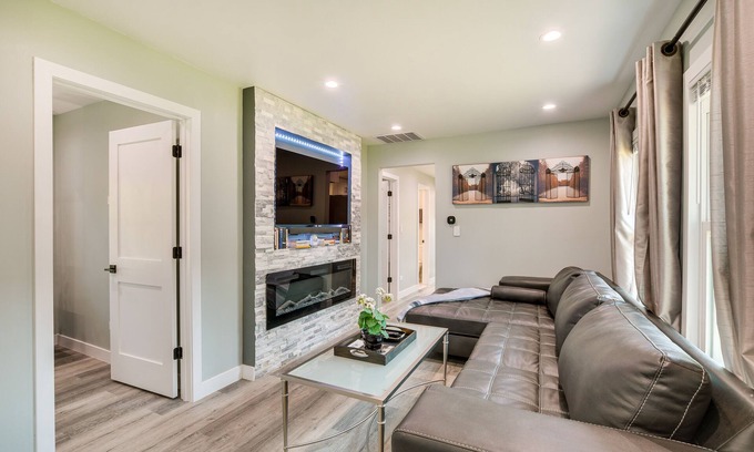 Oakton House | Des Plaines Vacation Rental w/Spacious Backyard!