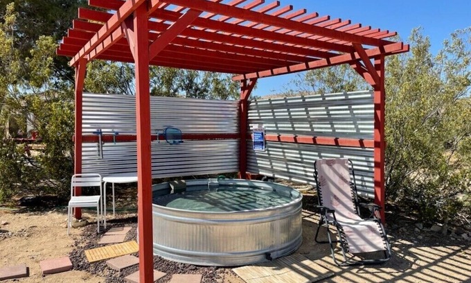 Joshua Tree House | Desert Cabin Retreat/2.5 Acres/Pool/Wifi/King Bed