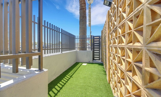 Downtown Las Vegas Hotel | Desert Moon Motel