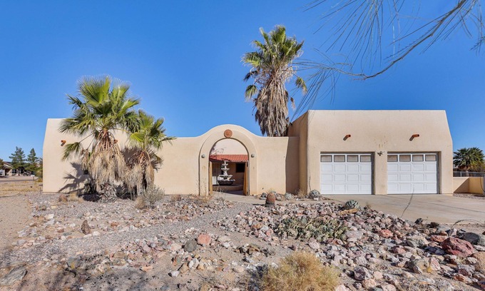 Golden Valley House | Desert Retreat in Golden Valley: Courtyard & Views