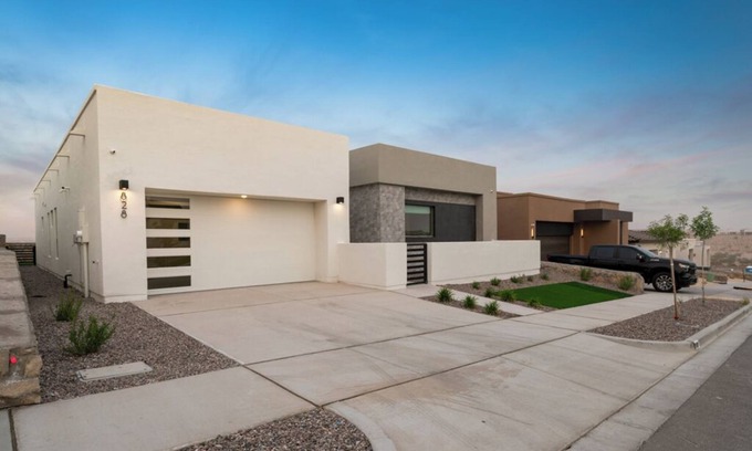Biggs Field House | Desert Star Getaway! Newly Built Custom Home, Fully Stocked
