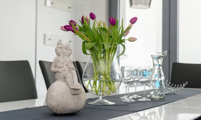 Bensheim Condo | Design apartment for 3-5 people with south-facing loggia and garden view. Near the lake!