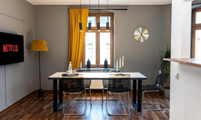 Schloßchemnitz Apartment | Design Studio - Netflix, Nespresso, Zentral