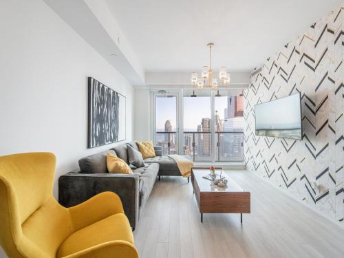 Downtown Toronto Apartment | Designer 1BR Suite with CN Tower, Skyline view