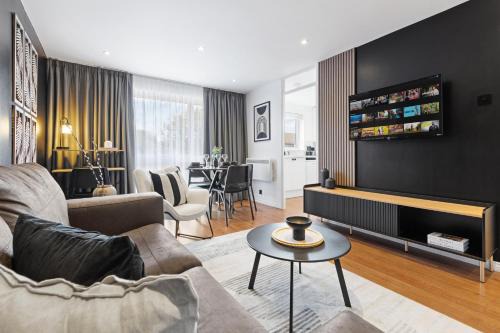 Coppetts Apartment | Designer 2BR Apartment, Superking Bed, Near Central London