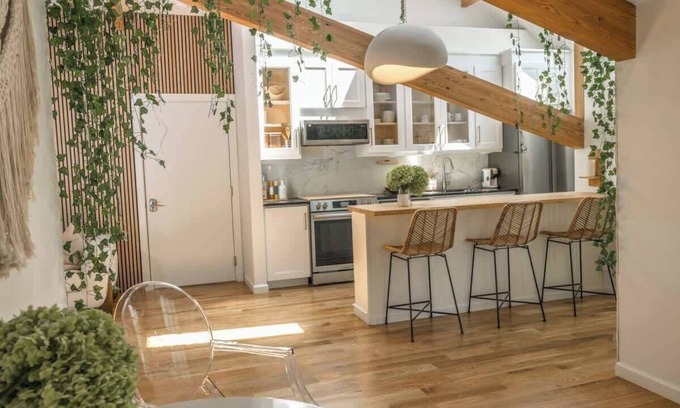 Fairfield Apartment | Designer 3BR Treehouse w/Soaking Tub & Skylights