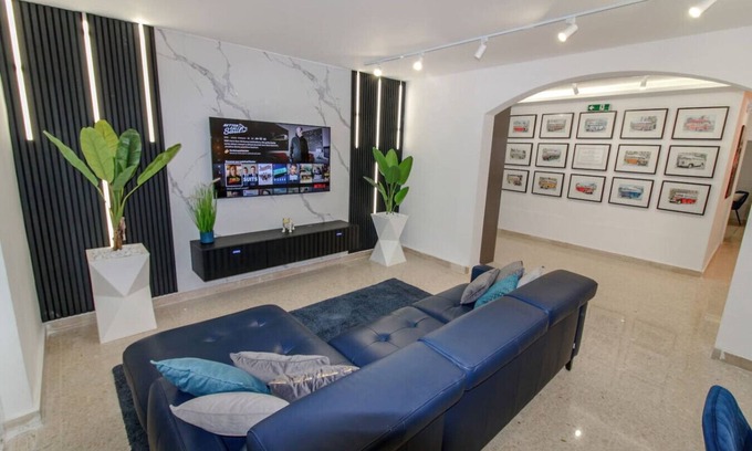 Paceville Apartment | Designer - 60 Seconds to the Beach I Free Parking!
