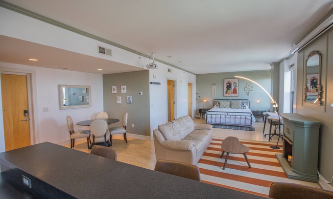 Downtown Des Moines Condo | Designer Downtown Condo Suite - Splendid View