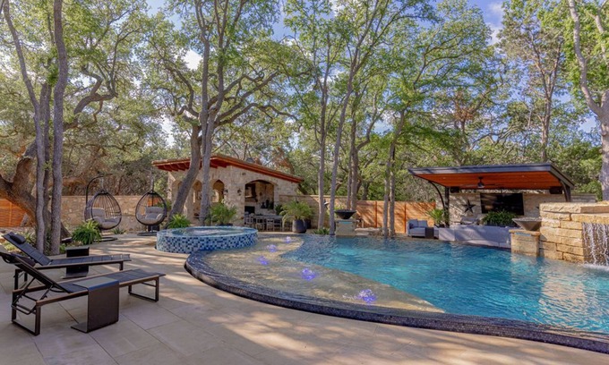 Austin House | Designer Interiors, Private Pool & Prime Location - Perfect Getaway Near Austin