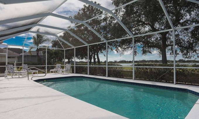 Regency Oaks House | Desirable 3BR lakefront pool home in Palmetto - Cranes Galore