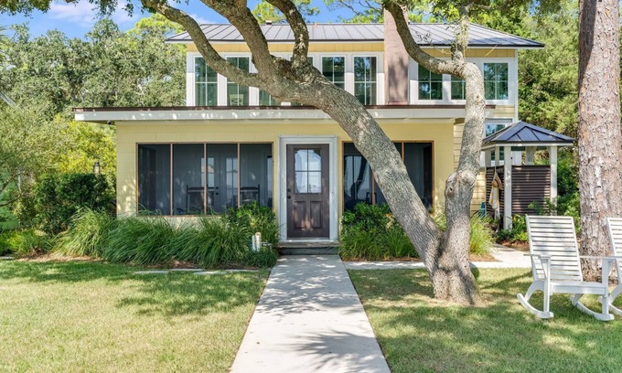 Panacea House | Desirable St Teresa Beach - Beautiful “Old Florida" Home - Fishing dock!