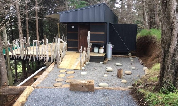 Wattle Bay Cabin | Detach from the rat race! Relaxing coastal retreat one hour from Auckland.