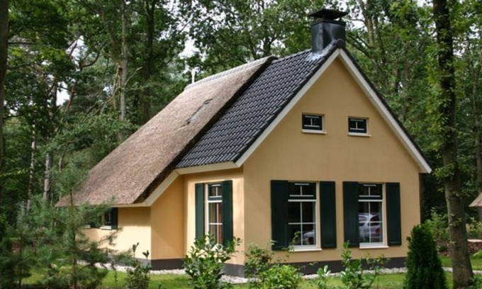 Bruggenmors House | Detached bungalow with alcove bed, perfect for families.