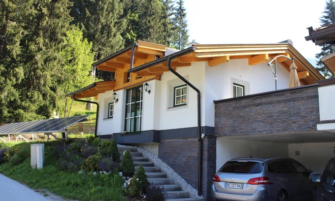 Viehhofen Ski Chalet | Detached chalet with private carport