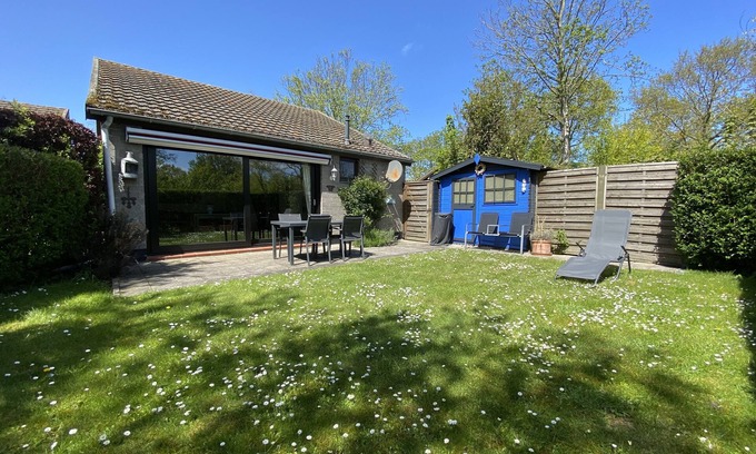 Noordwelle House | Detached holiday home with enclosed garden, WiFi, footpath to the North Sea