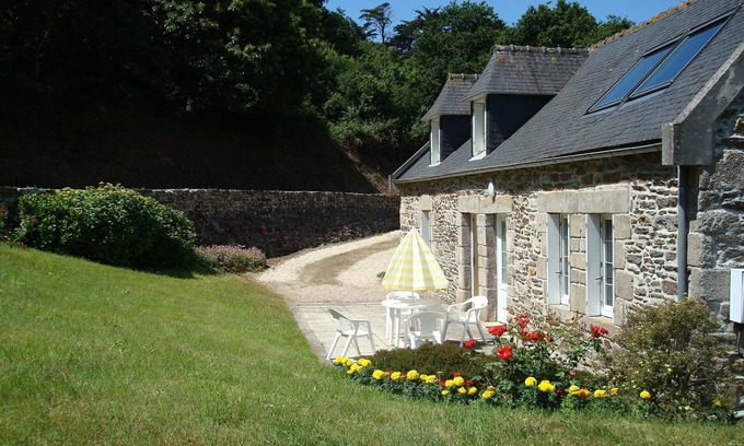 Plomodiern House | Detached house of character with garden 800m from the beach of Lestrevet