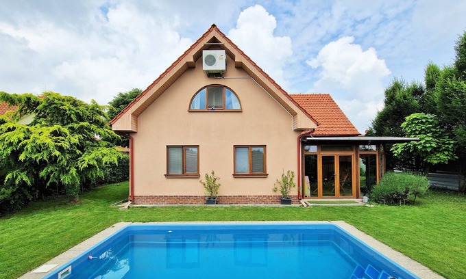 Dunajska Luzna House | Detached house with pool