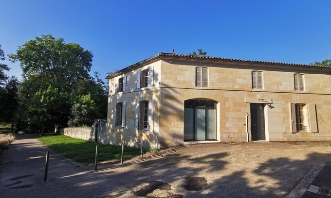 Jonzac House | Detached house with garden at the foot of the Château de Jonzac.