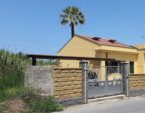 Milazzo House | Detached house with garden