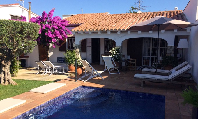 L'Escala House | Detached house with private garden and swimming pool; air conditioning wifi internet