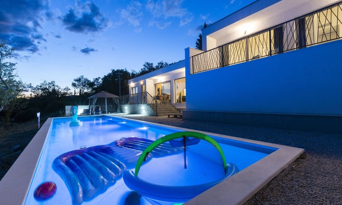 Sestanovac Villa | Detached villa on the mountain next to river Cetina, quiet