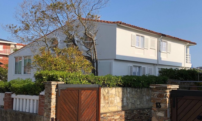 Suances Ski Chalet | Detached villa with garden at the foot of La Concha beach