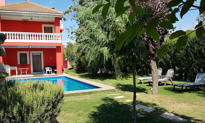 Pinseque Villa | Detached villa with private pool and wifi