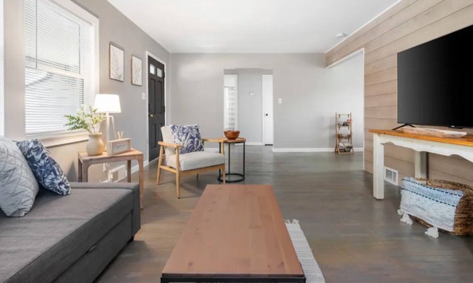 Muncie House | Devon Delight - Cozy Muncie Retreat