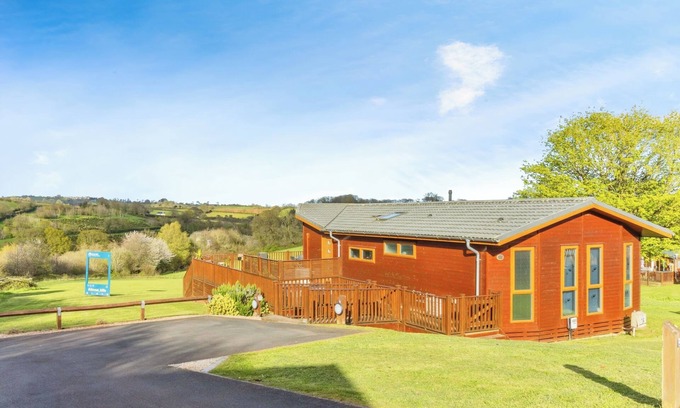 Paignton Cabin | Devon Hills Paignton-6* Platinum Lodge-Hot Tub-Size 44 x 22-AC-Very Private n