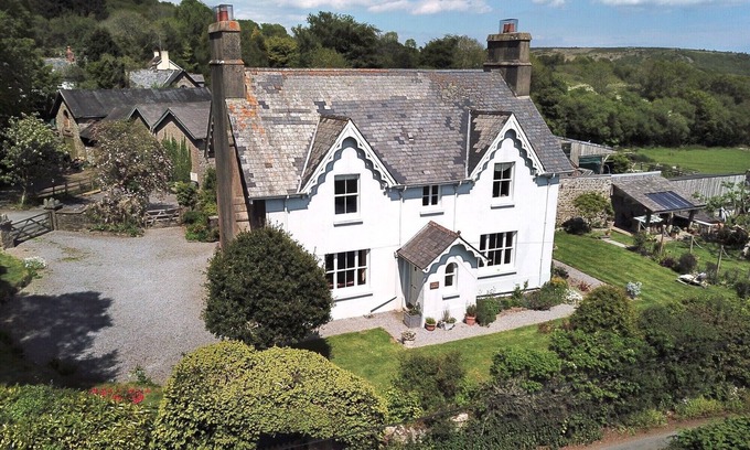 Manaton House | Devon Holiday Home with large garden, hot tub, Sleeps 9. Dartmoor. England