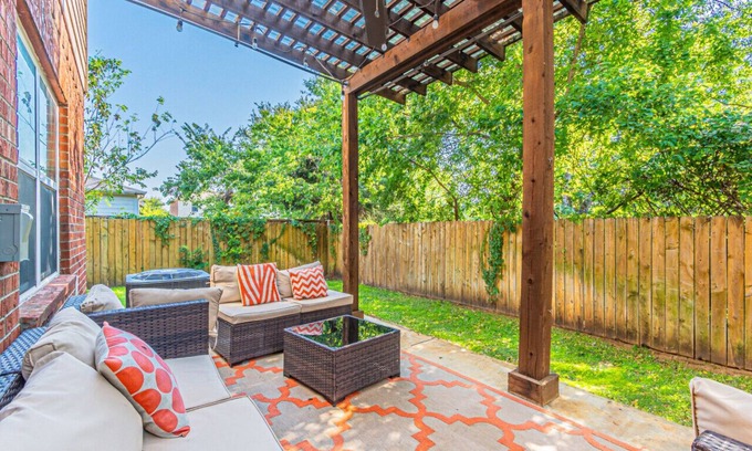 Dallas House | DFW Oasis! Near Reunion Tower - Great for Groups!