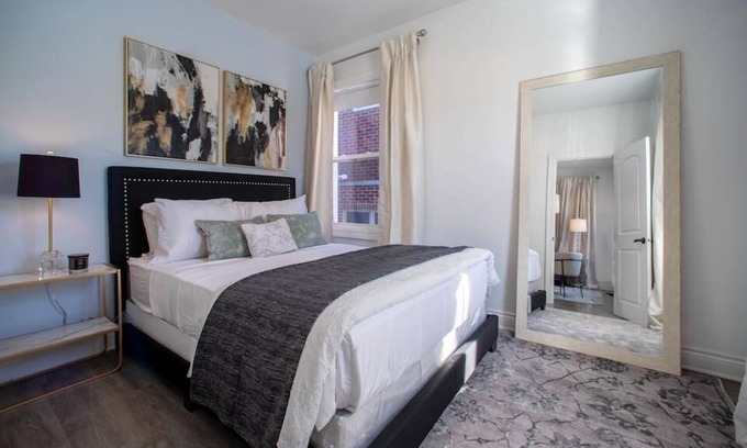 Melrose Park House | Diamond Blue | Free Parking | 15 min Chicago/Ohare